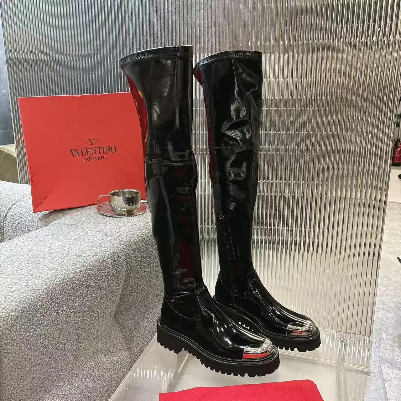 👟👟Ex-factory price 740👟👟 2026𝑉𝐴𝐿𝐸𝑁𝑇𝐼𝑁𝑂 Valentino ♡ͥ | 💫Purchase level🔍 Classic Valentino’s special textured hardware brings out a full sense of luxury After putting it on my feet, I was shocked that my feet looked slimmer! The new season lives up to expectations! Worth buying ❥The original method is absolutely sentimental ❥Elegant style creates a different feeling🙈 Simple temperament style!  ♡ show bdetails ———————————— ⊿▸: Code number | 35-40 (41. Customized) ⊿▸: Material | Patent leather + stretch patent leather ⊿▸: Lining | Sheepskin ⊿▸: Code number 35-40 (41. Customized)